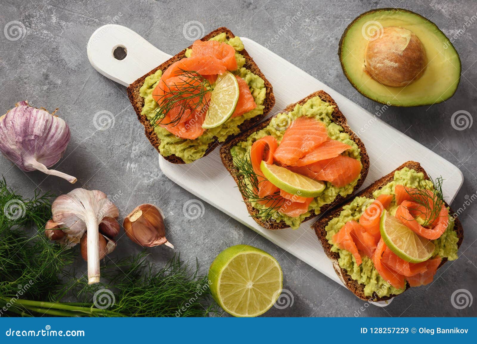 Сэндвич с лососем и авокадо