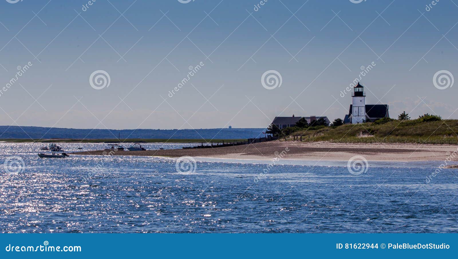 Sandy Neck Lighthouse dichtbij Barnstable, doctorandus in de letteren met kalme overzees en blauwe hemel