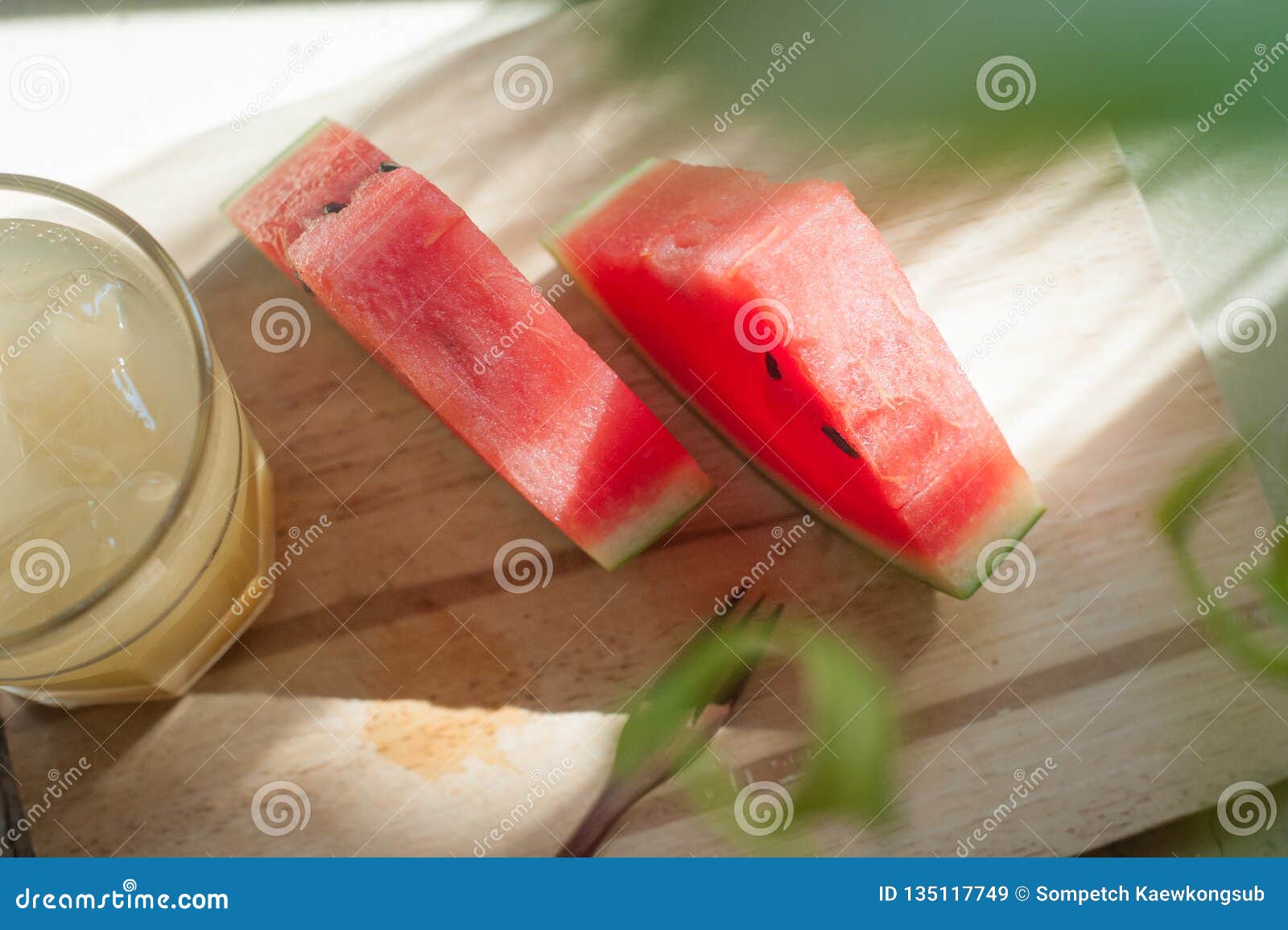 Rebanadas frescas de la sandía en la placa de madera Postre, sano