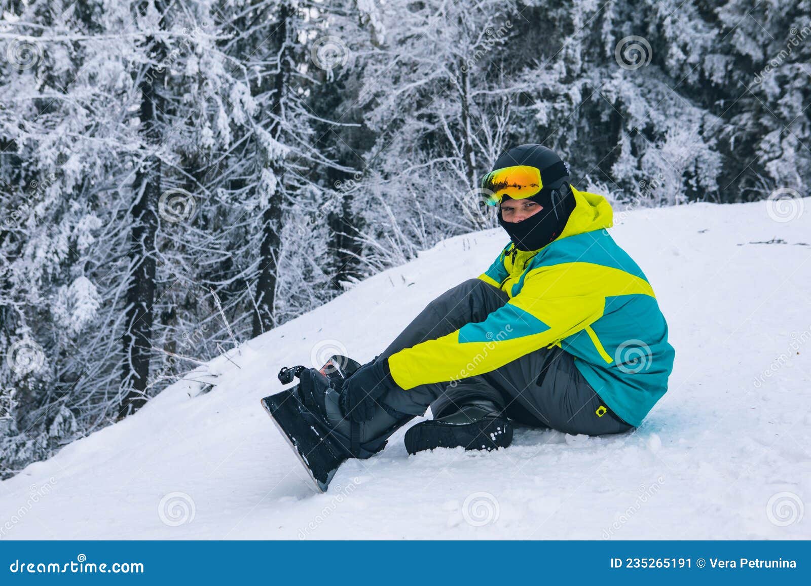 Sangle Homme En Snowboard. Activités Sportives Hivernales Image stock -  Image du neigé, prêt: 235265191