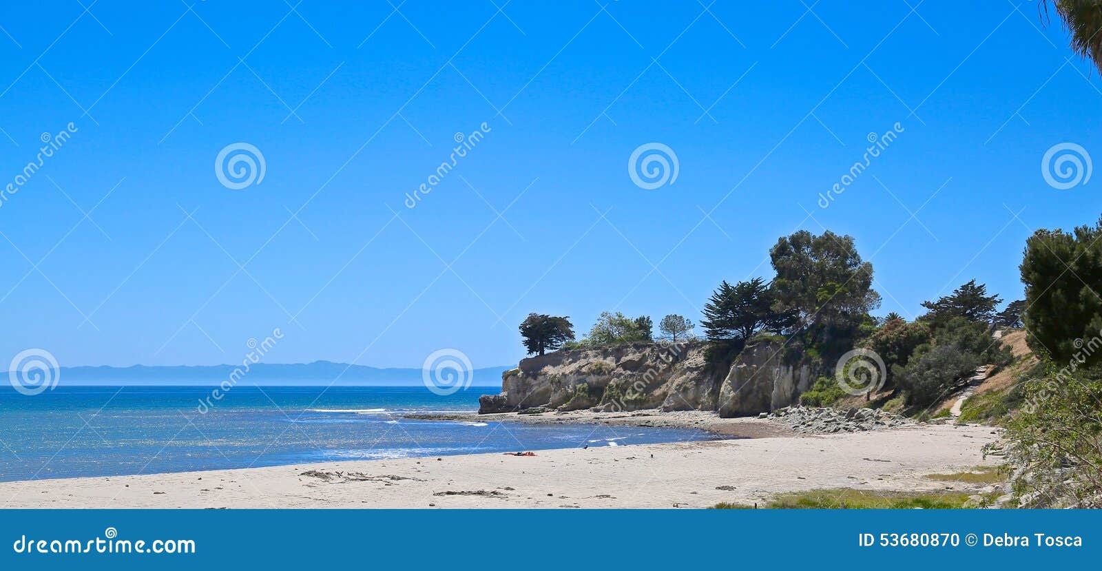 Santa Barbara kustlinje. Havsand och vaggar längs den Santa Barabara kustlinjen