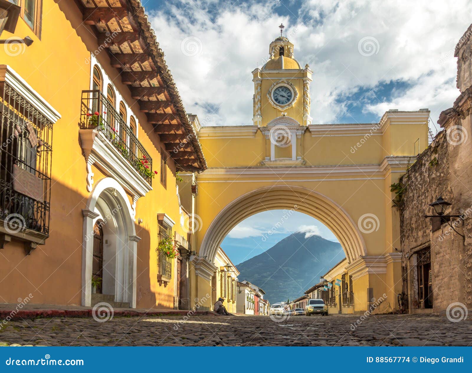 santa catalina arch ans agua volcano - antigua, guatemala