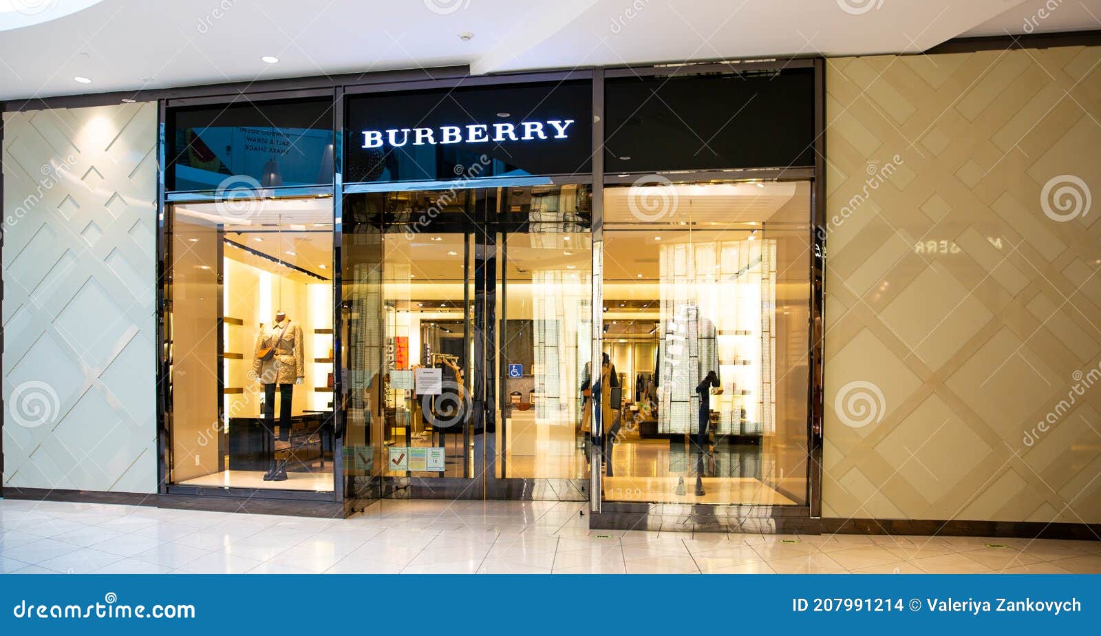 Santa Clara Usa 14 Januari 2021 : Burberry Mode Designer Winkel Boutique Redactionele Stock - of handel, kleding: 207991214