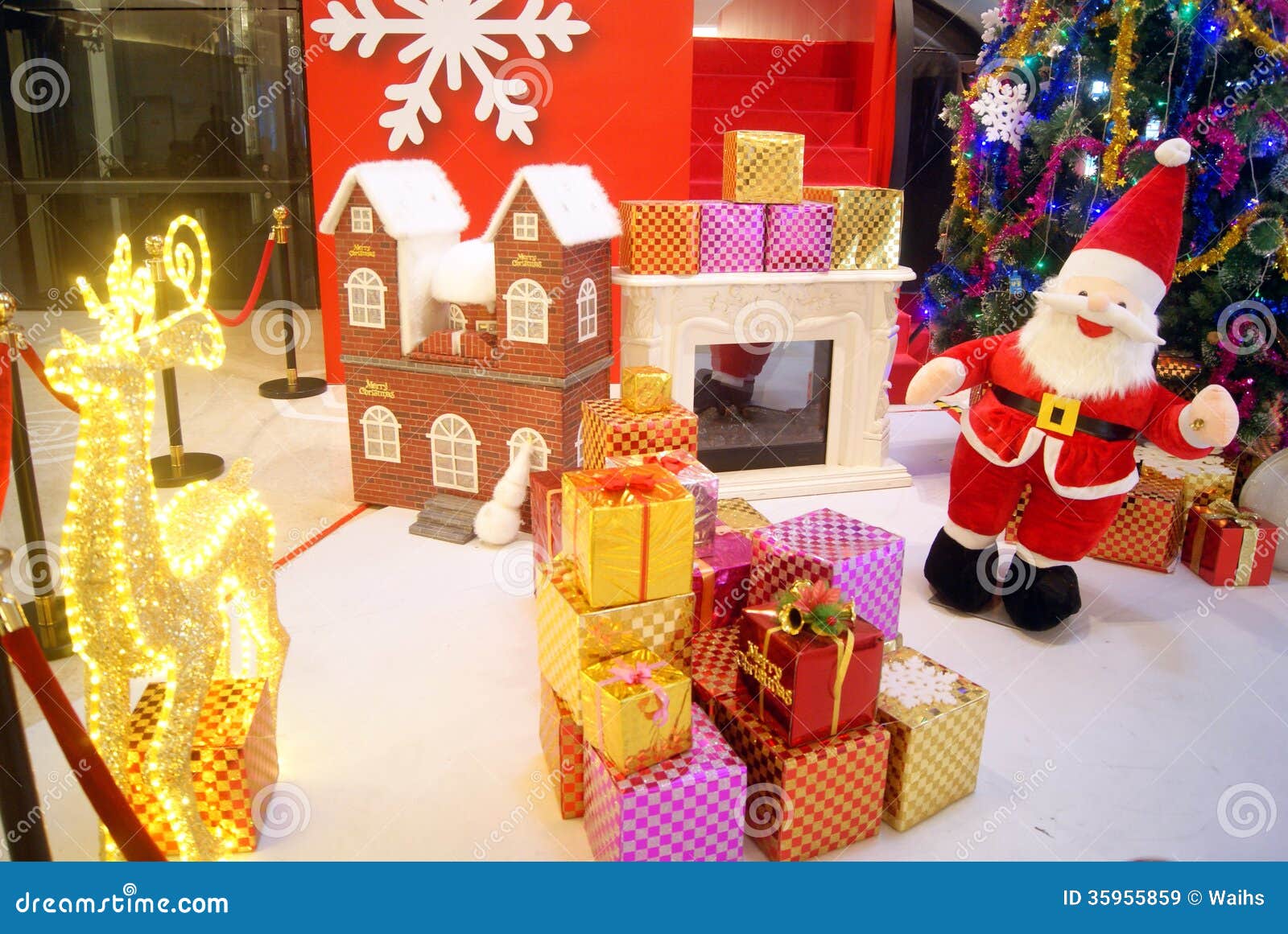 Santa Claus, boże narodzenie prezent. Święty Mikołaj, Bożenarodzeniowi prezenty, choinka, boże narodzenia przychodzi, przy Yitian placu Wakacyjnym chińczykiem Shenzhen.