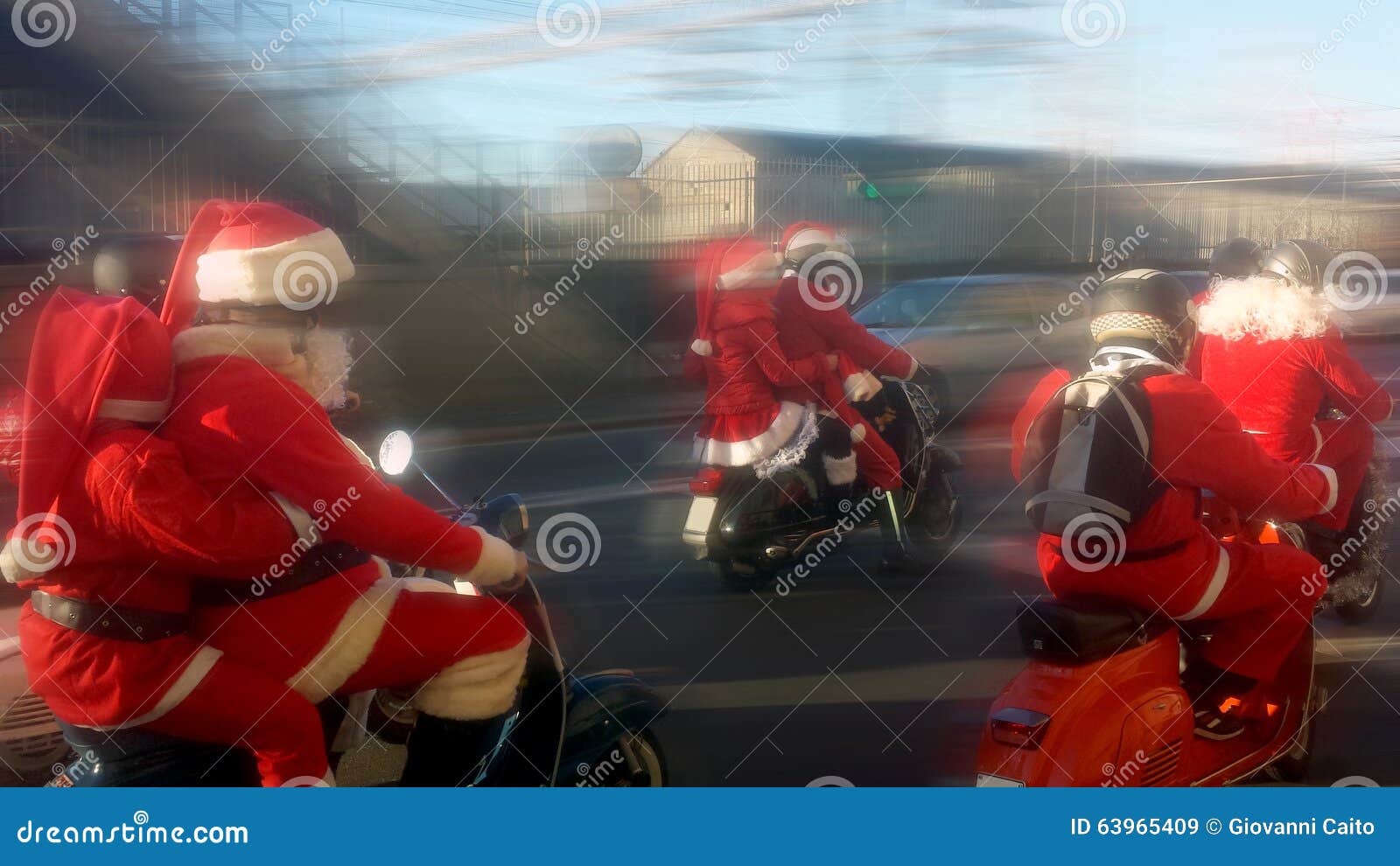 Um grupo de Santa Claus em um "trotinette"