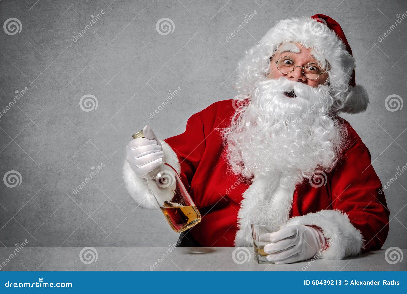 Santa Claus Mit Einer Flasche Whisky Stockbild - Bild von tuckern,  alkoholismus: 60439213