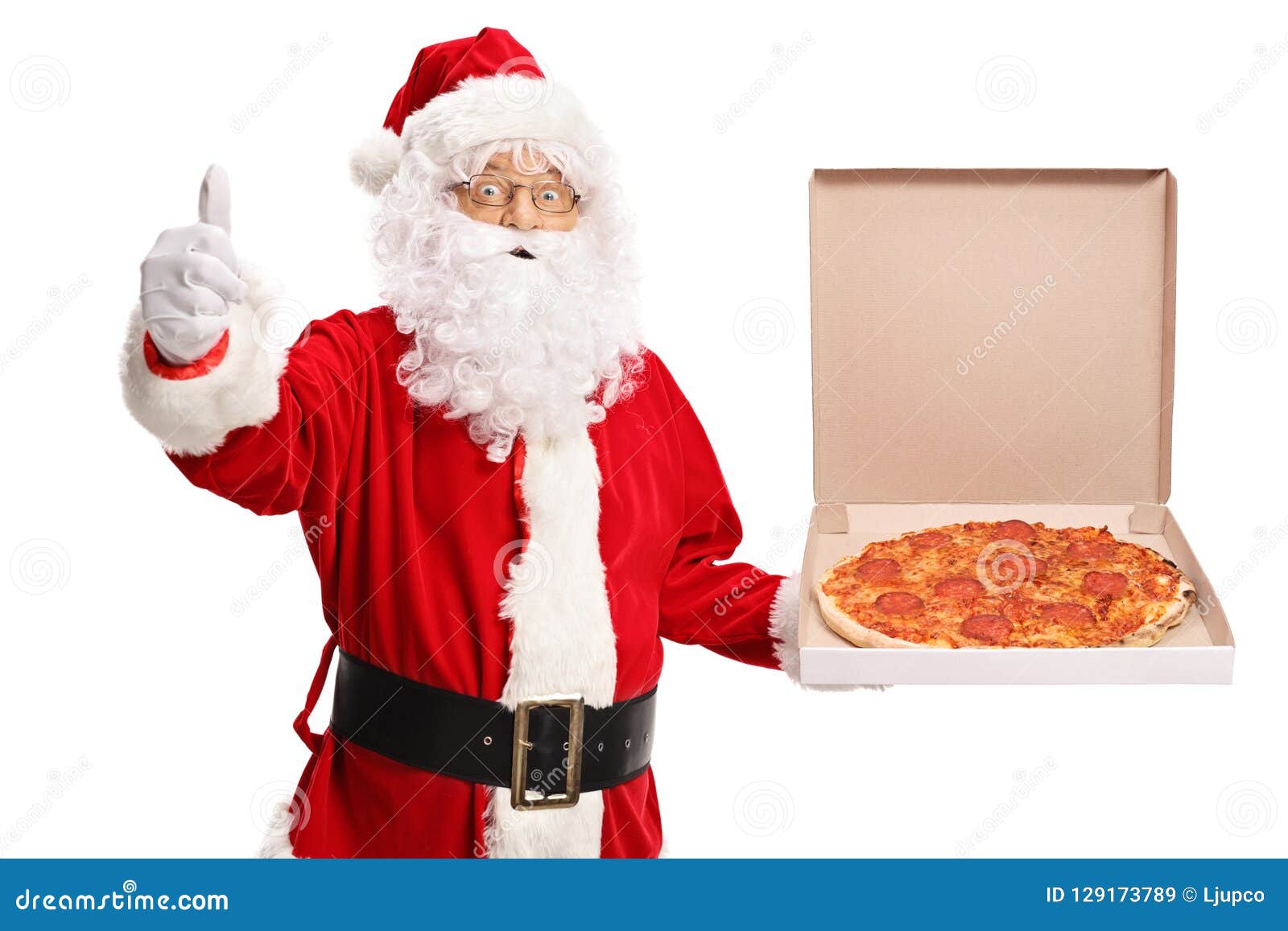 Santa Claus que sostiene una caja de la pizza y que hace un pulgar encima de la muestra aislada en el fondo blanco