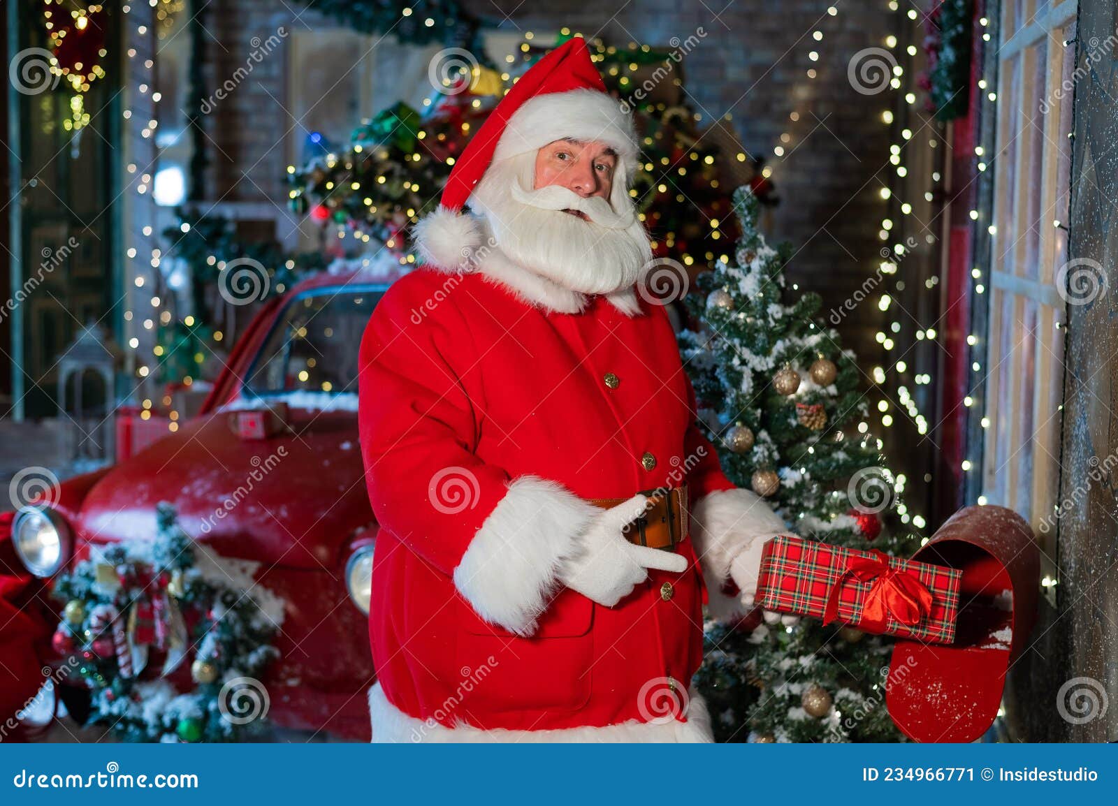 Versterken Bewijs Missie Santa Claus Stuurt Een Geschenk Per Post. Een Man Verkleed Als Een Kerstman  Plaatst Een Versierde Doos in Een Brievenbus Stock Afbeelding - Image of  licht, boog: 234966771
