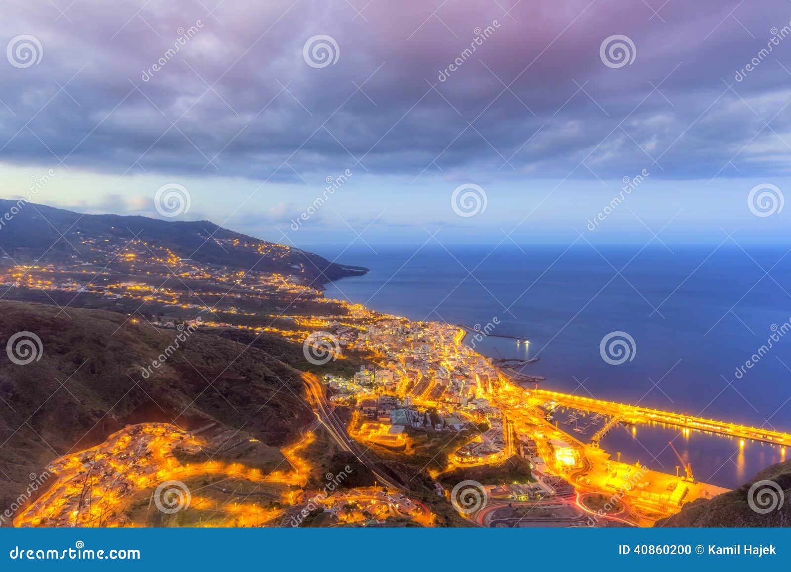 Santa Cruz Night Captial City van La Palma. Luchtcityl ights bij schemering van santa cruz, het kapitaal van La-palma, één van de kanarieeilanden, in hdr