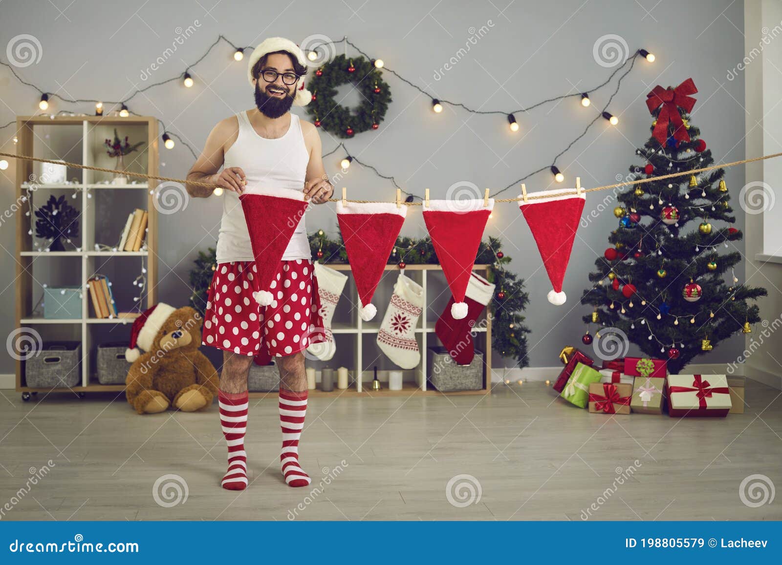 Santa Feliz O Elfo Gracioso En Calzoncillos Preparándose Para La Fiesta De  Navidad Y Decorando Su Casa Imagen de archivo - Imagen de casa, sombrero:  198805579