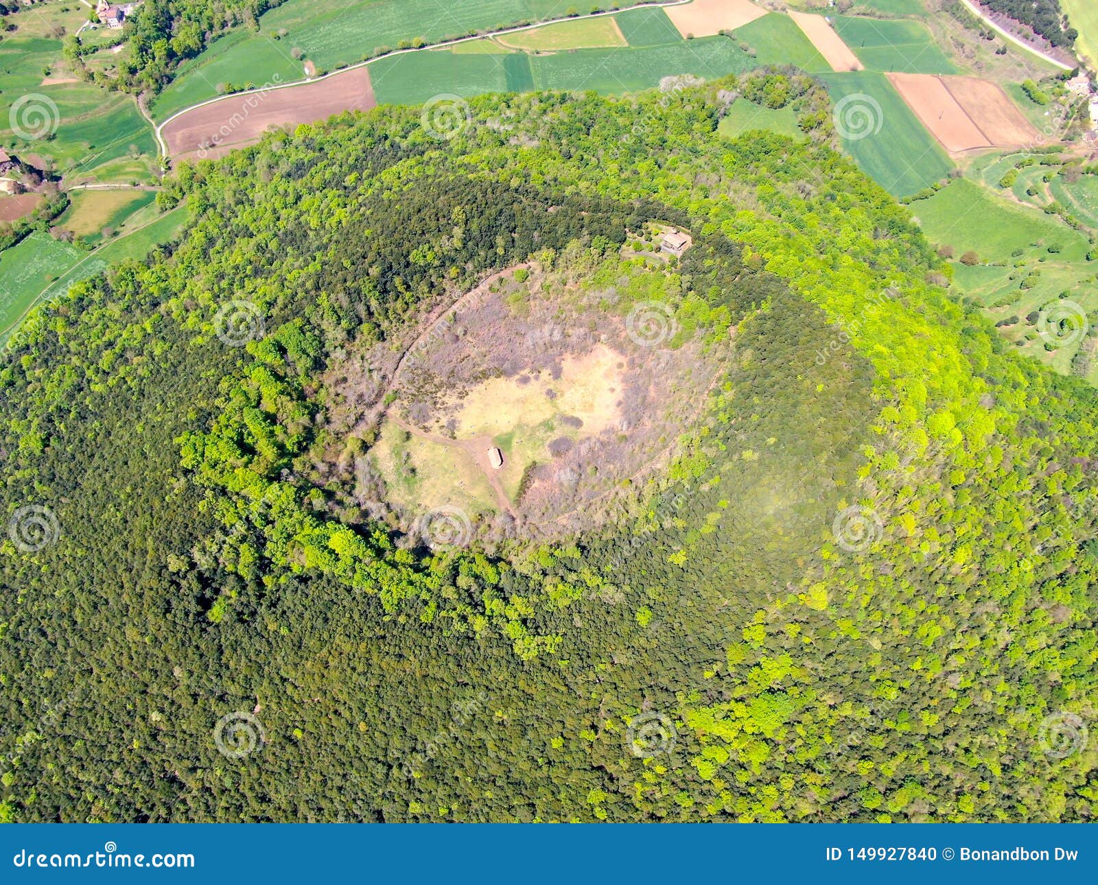 Santa Margarida Volcano es un volcán extinto en el comarca de Garrotxa, Cataluña, España El volcán tiene un perímetro de 2 kilómetros y de una altura de 682 metros en parque natural de la zona volcánica de Garrotxa