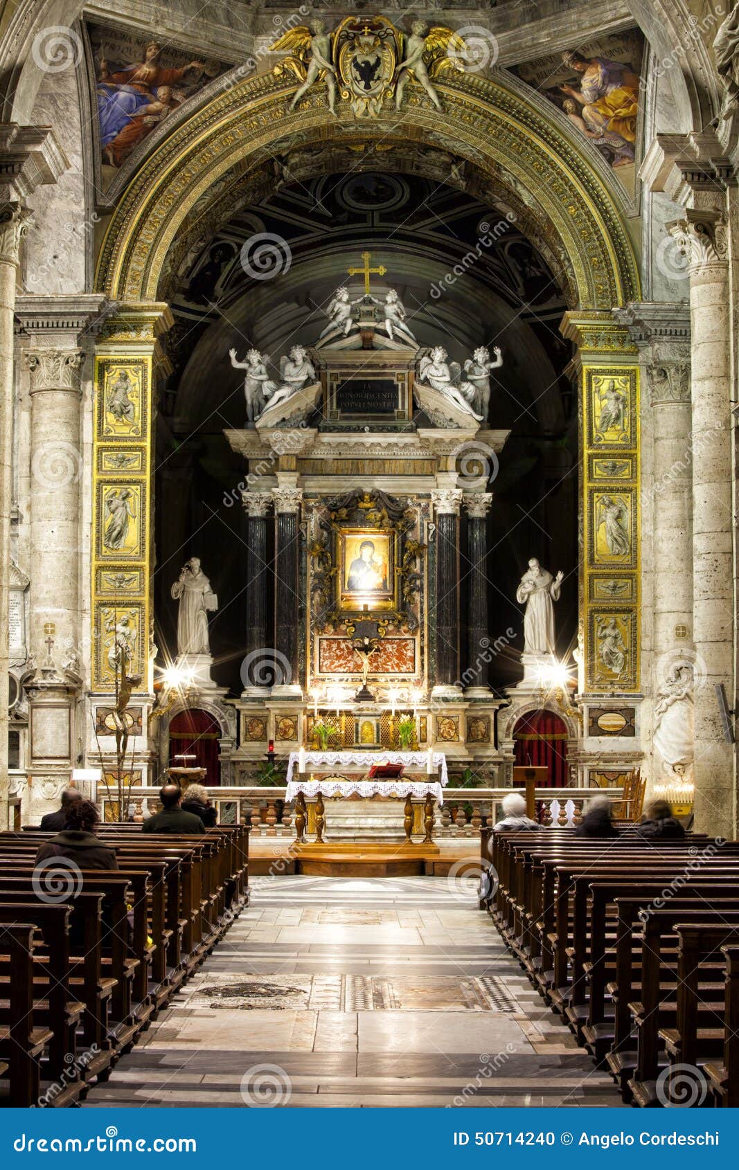 Un Fedele Della Chiesa Di Roma Santa Maria Del Popolo Church Roma L'Italia Immagine Editoriale
