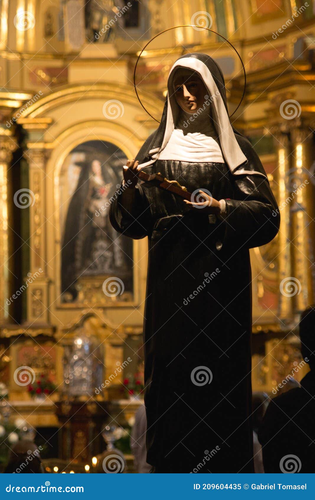 santa misa: statue of maria of miracles