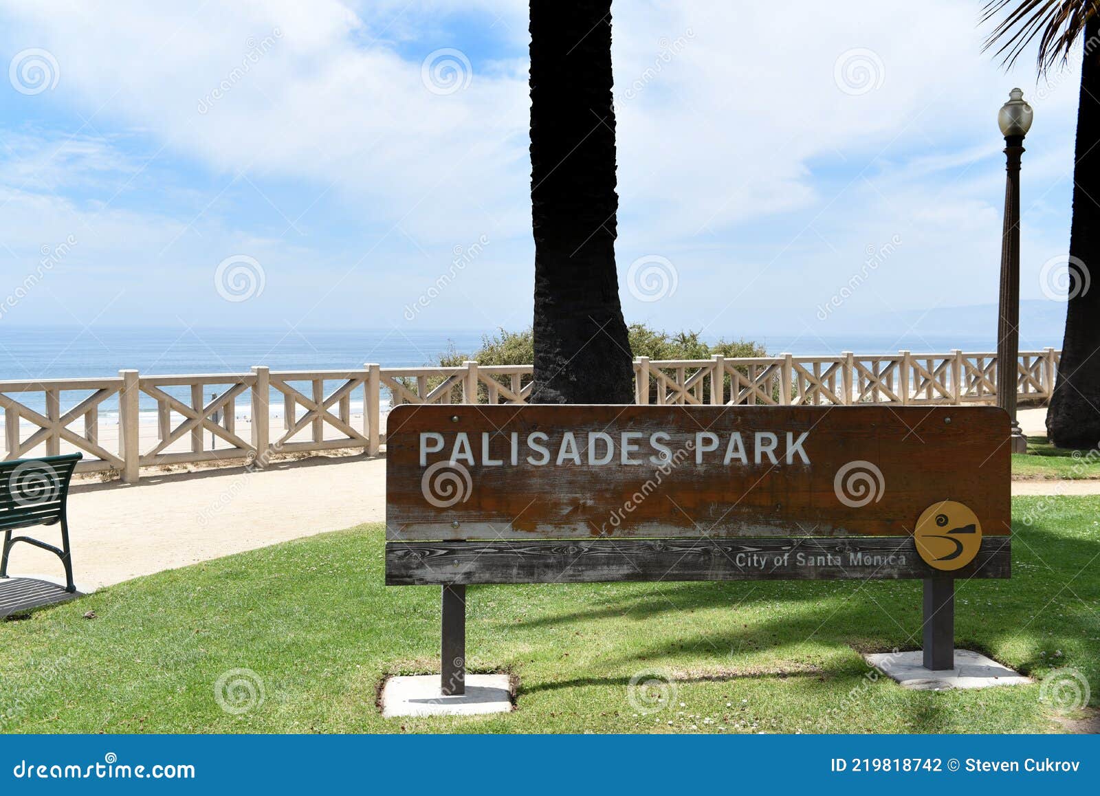 SANTA MONICA, CALIFORNIA - 25 MAY 2021: Palisades Park, a 26 Acre Park ...