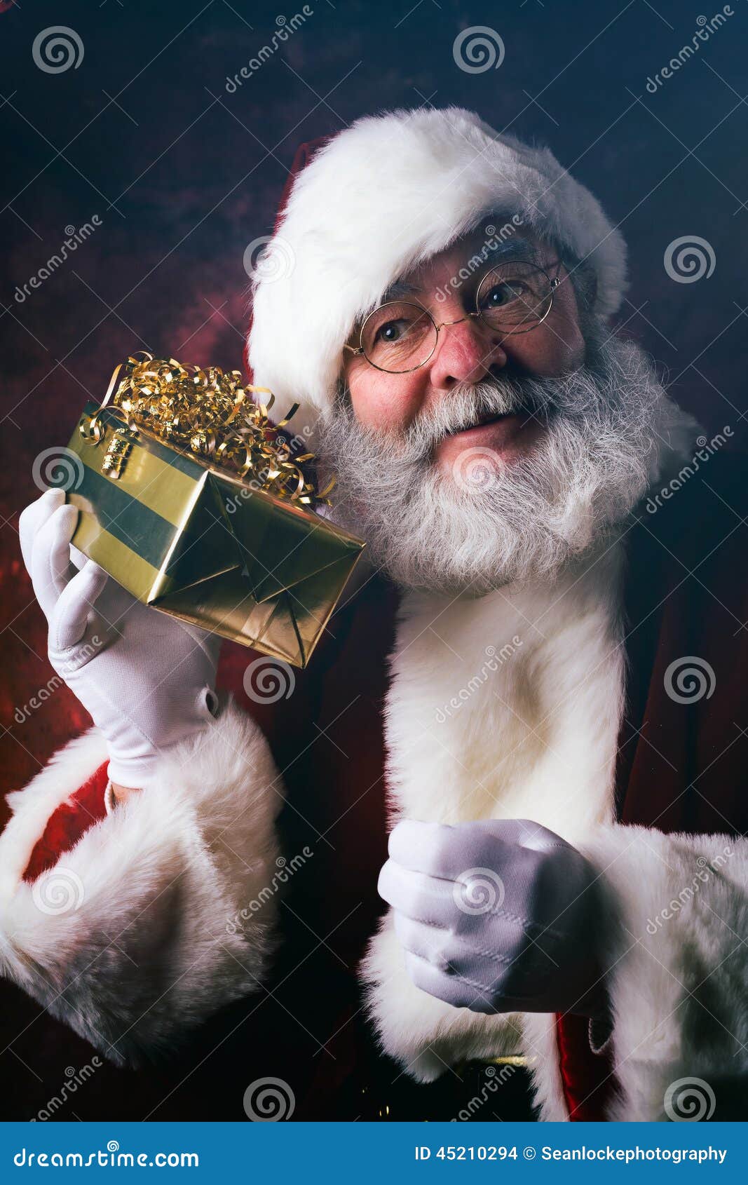 Che Cosa Significa Il Natale.Santa Prova Di Indovinare Che Cosa E In Regalo Di Natale Fotografia Stock Immagine Di Speranza Natale 45210294