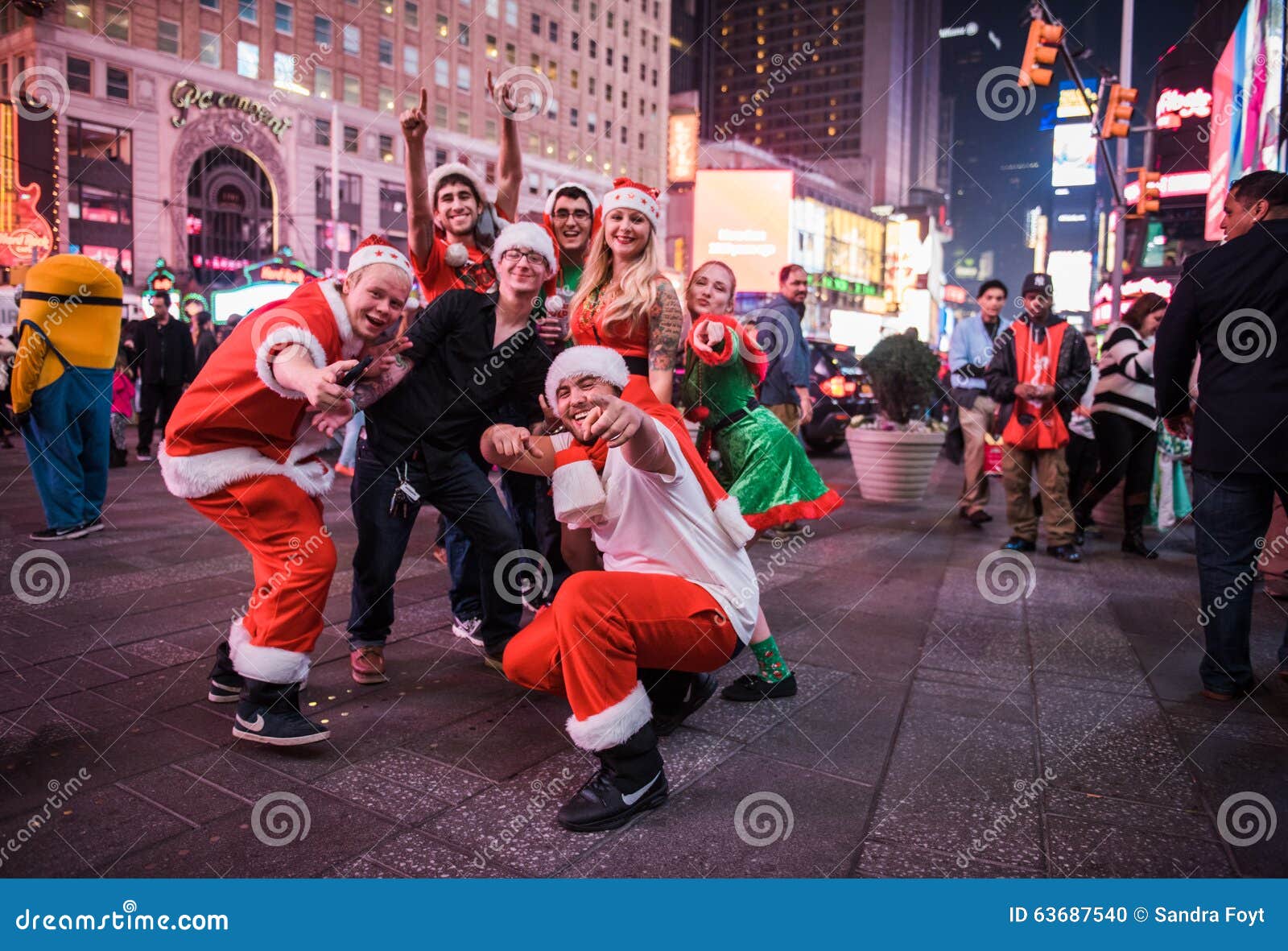 SantaCon im Times Square. Tausenden schlugen New York City in der sexy festlichen Kleidung für jährliches SantaCon