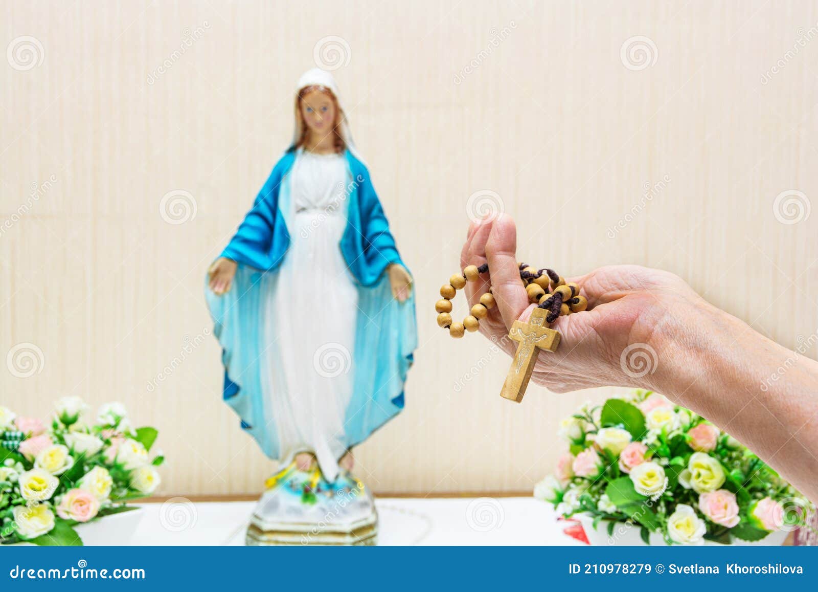 Santo Rosario Y La Estatua De La Santísima Virgen María. Iglesia Católica  Romana Imagen de archivo - Imagen de creencia, granos: 210978279