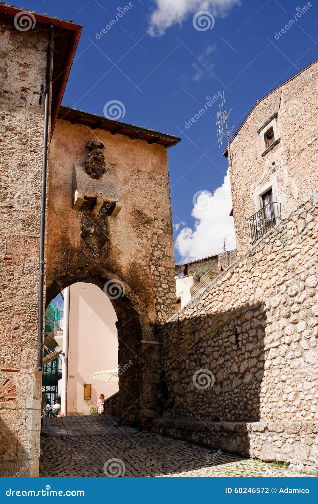 Santo Stefano Di Sessanio (Italia) Foto de archivo Imagen de piedra