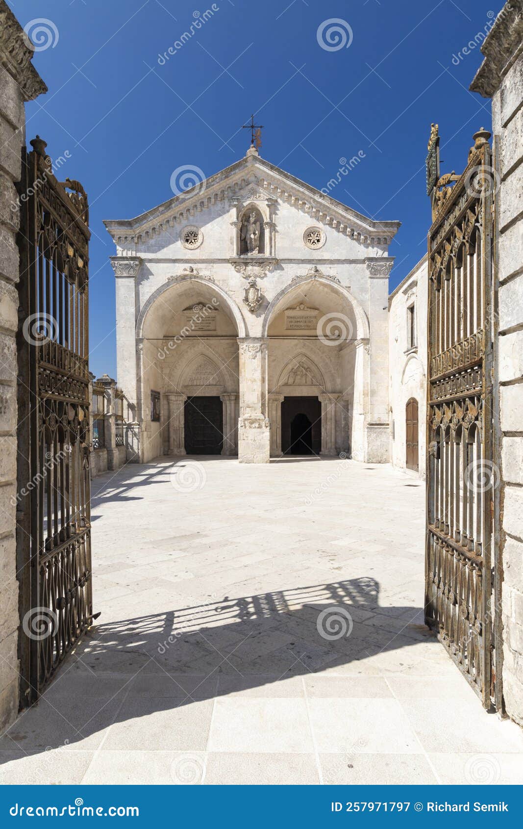 Santuario S Michele Arcangelo Puglia Santuario De San Michele Arcangelo Sitio Unesco Monte Santangelo Puglia