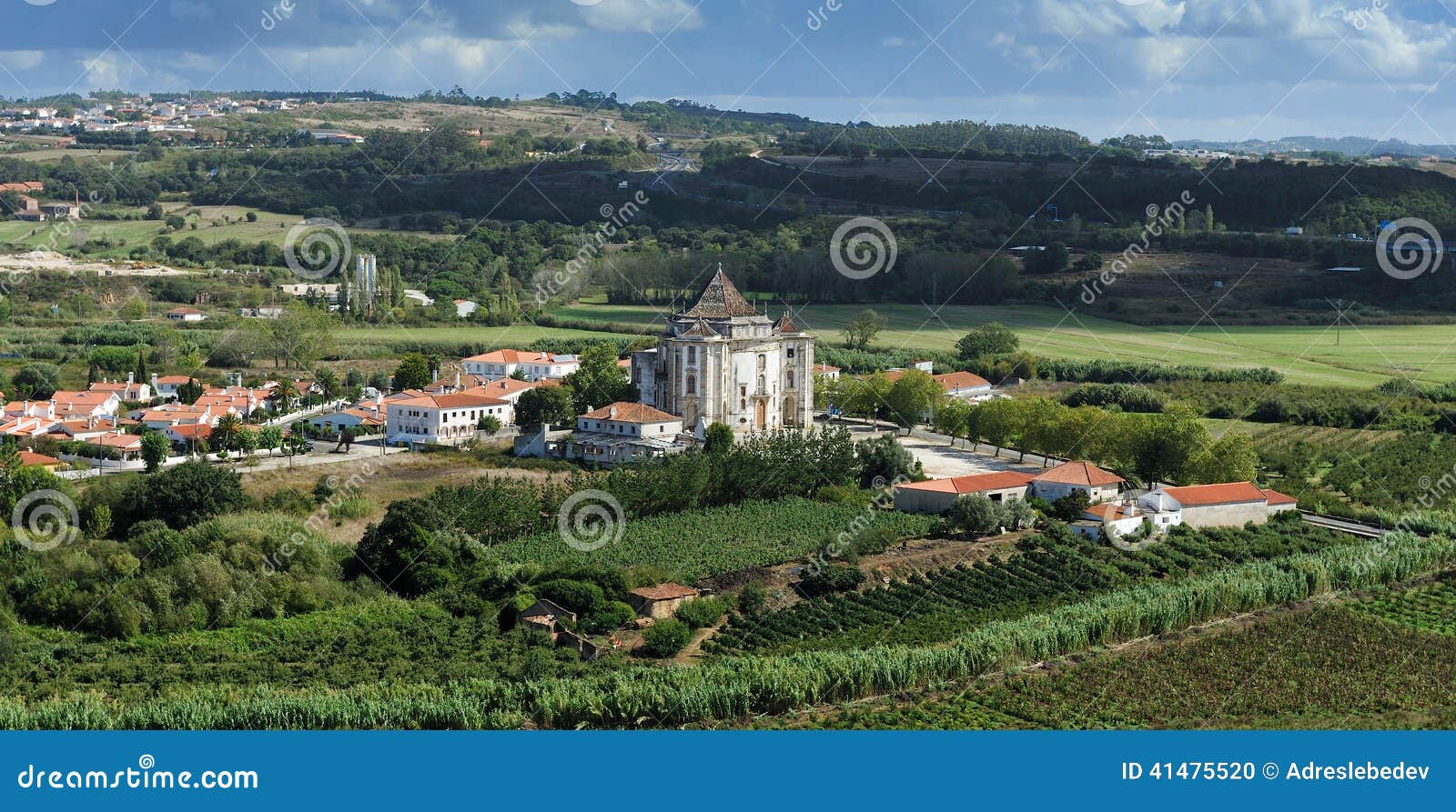 Santuario faz Senhor Jesus da Pedra, Obidos, Portugal. O campo circunvizinho e a igreja de nosso Lord Jesus, Obidos, Portugal