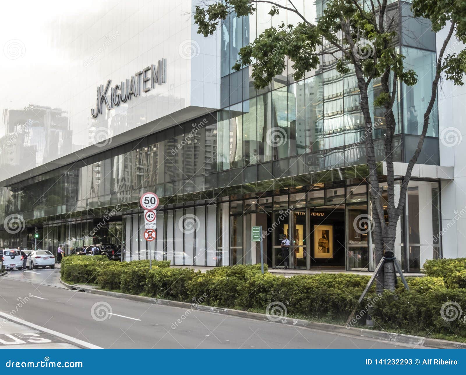 Facade of JK Iguatemi Mall in West Side of Sao Paulo Editorial Stock Photo  - Image of commercial, doorway: 141232293