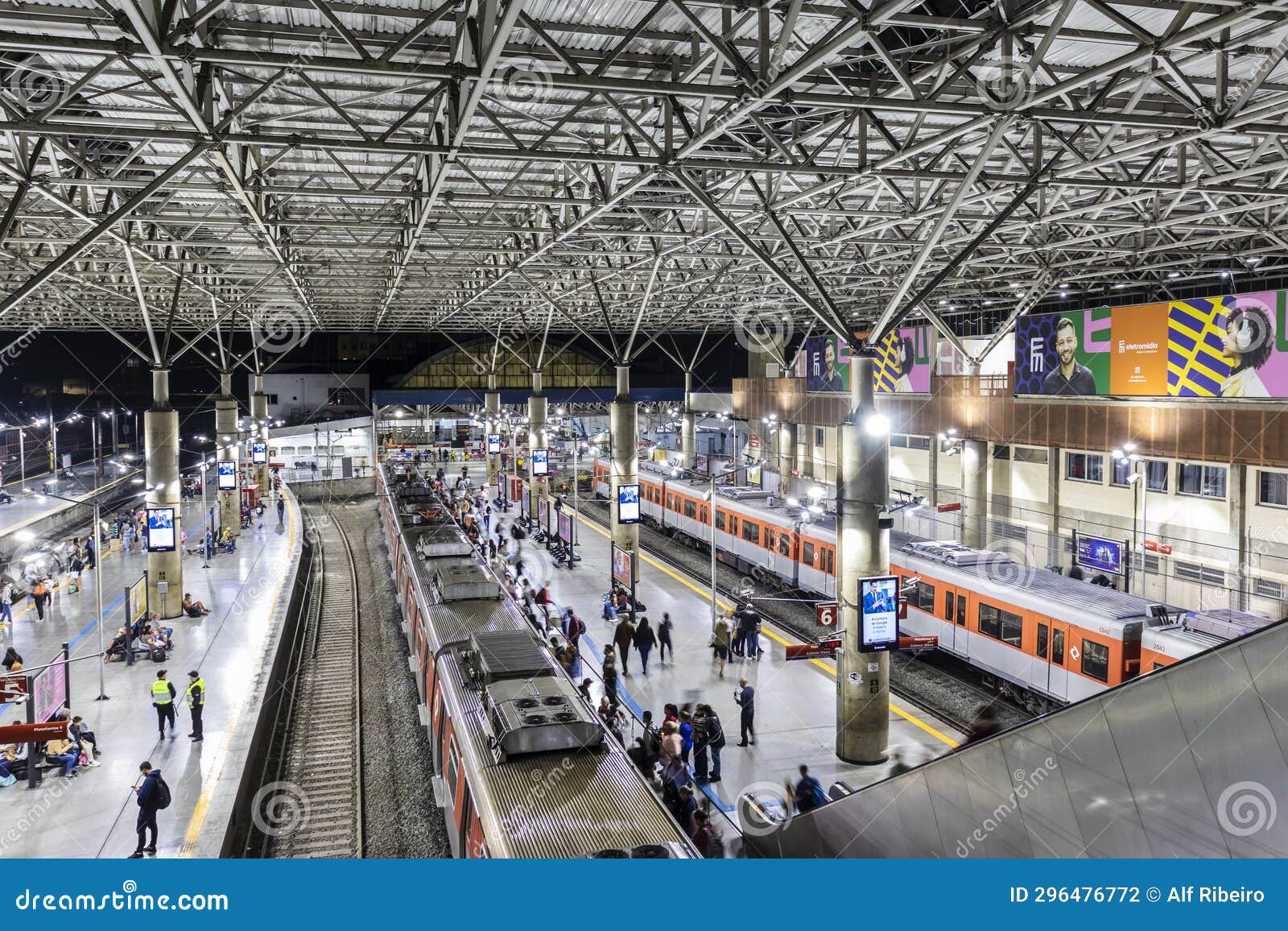 People Wait on Platform of Bras Station in Sao Paulo. this Station Serve To  Subway and CPTM Editorial Photography - Image of movement, bras: 296476772