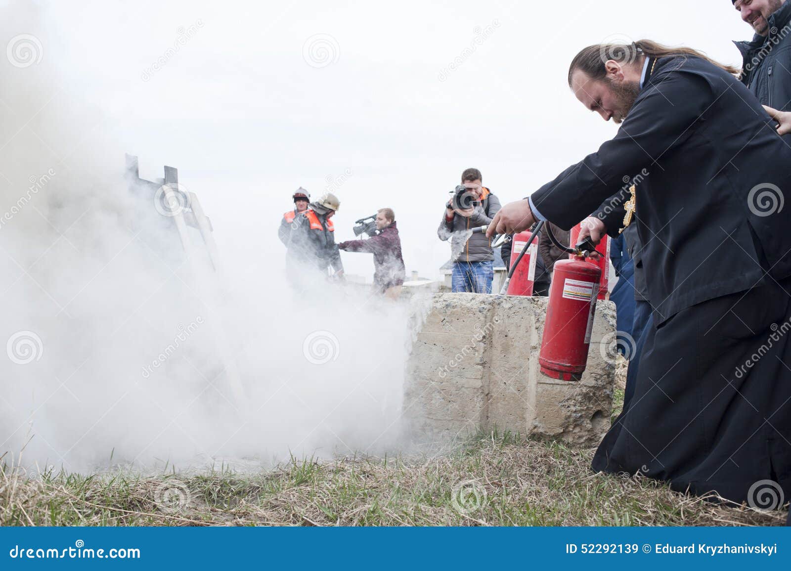 Sapadores-bombeiros e padres. 4 de abril de 2015 Kiev, Ucrânia Os sapadores-bombeiros treinaram padres para extinguir o fogo em uma situação de emergência Este treinamento é conduzido cada ano antes dos feriados da Páscoa