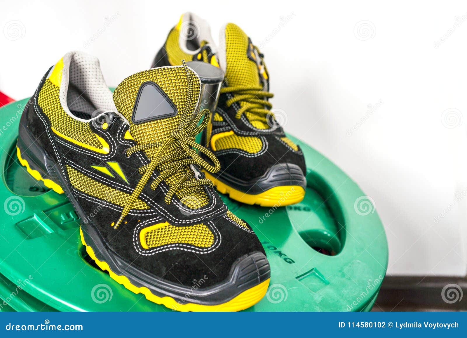 Sapatilha Moderna Sem Marca No Gym Preto-amarelo Sapatas Confortáveis Foto de Stock - Imagem de preto, confortáveis: 114580102