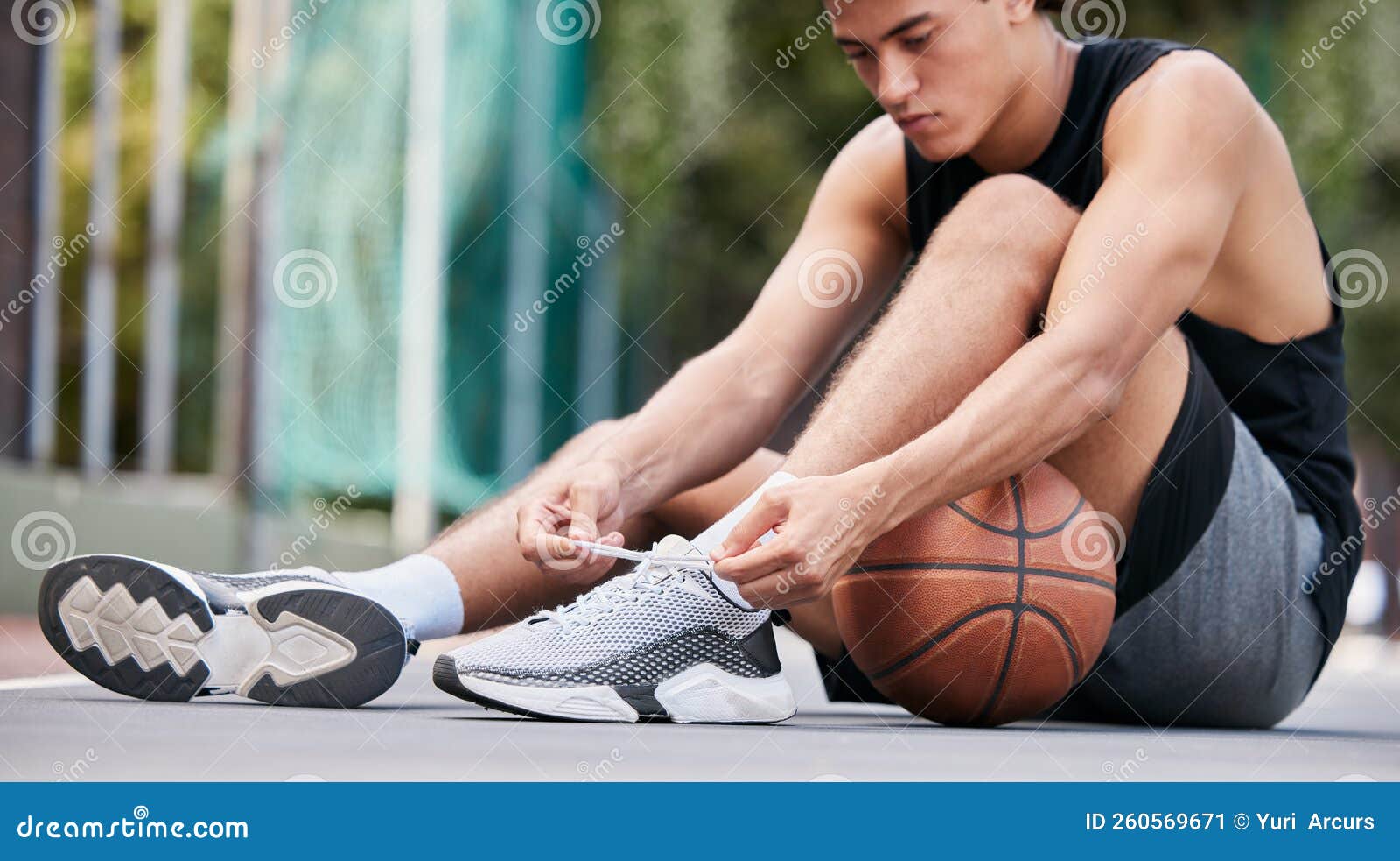 Tiro de estúdio do jogo de um jogador de basquete contra um fundo