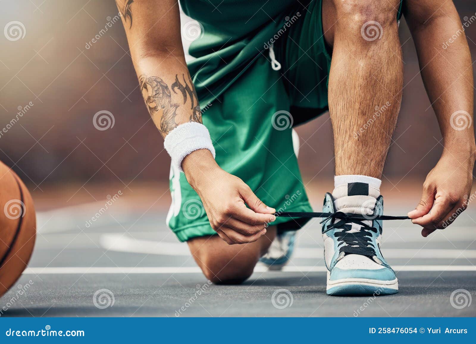 Tiro de estúdio do jogo de um jogador de basquete contra um fundo