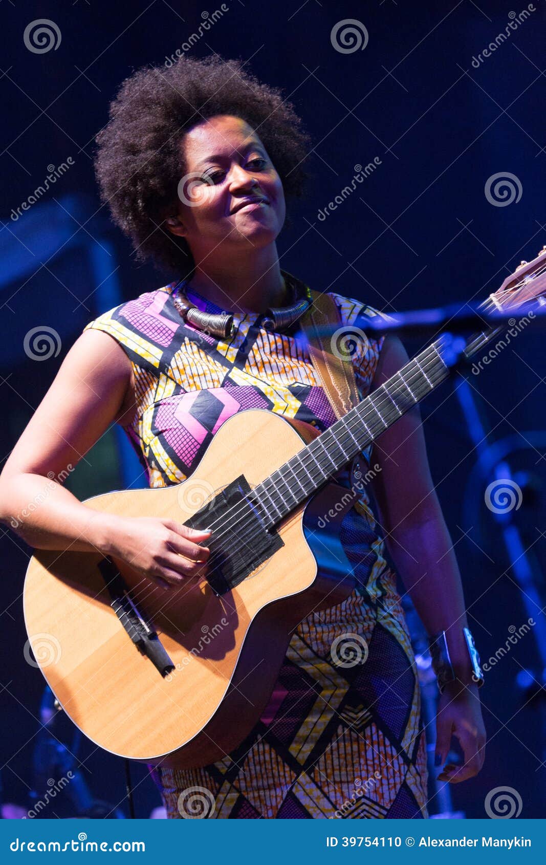 CABO VERDE, PRAIA - 12 DE ABRIL: Sara Tavares (Cabo Verde) se realiza en el Kriol Jazz Festival en el 12 de abril de 2014 en Cabo Verde, Praia.