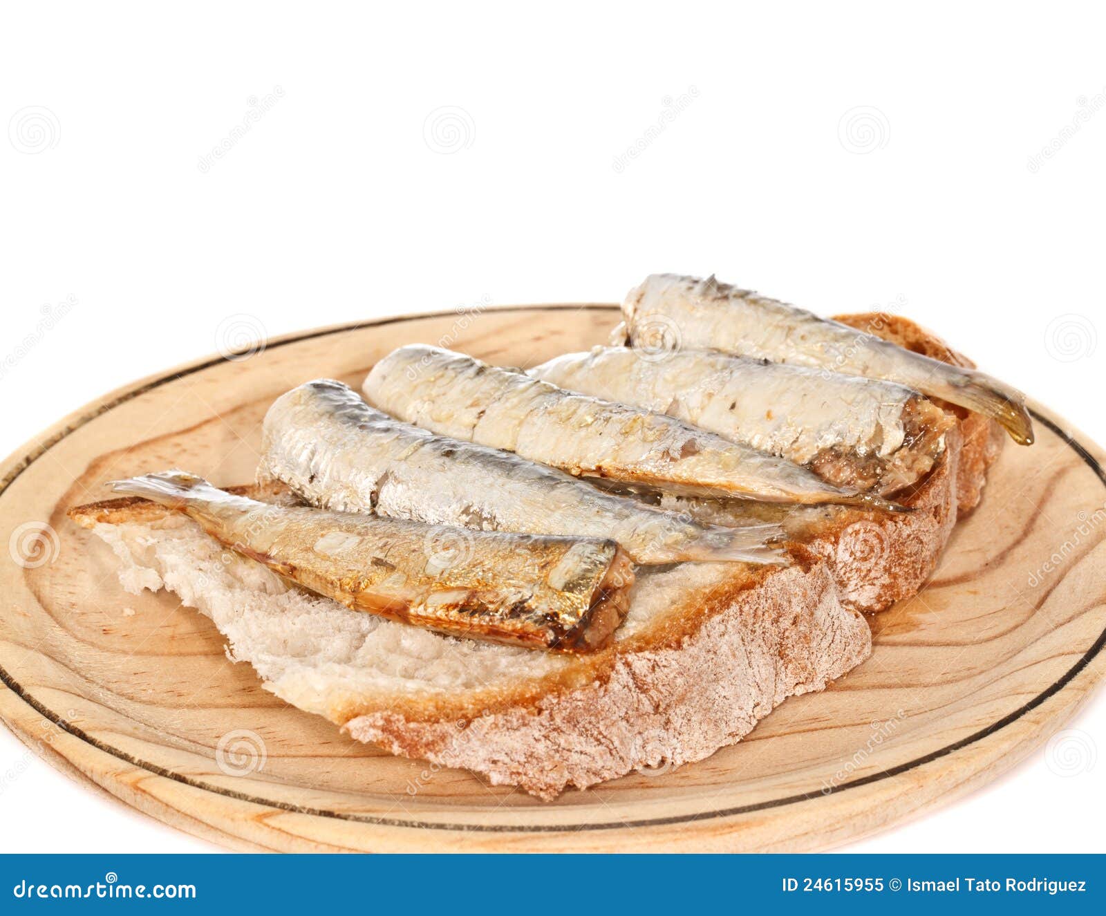 Sardines avec du pain image stock. Image du déjeuner 24615955