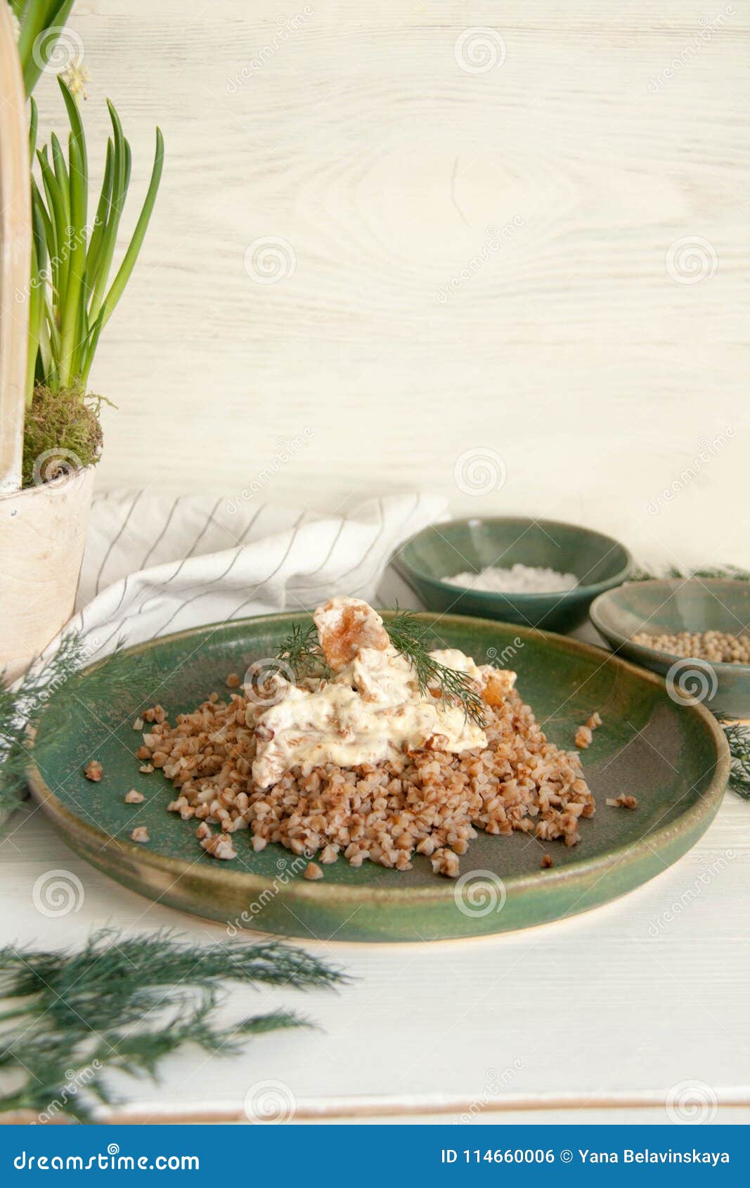 Dîner confortable et délicieux parfait : Sarrasin avec des champignons en sauce à crème sure