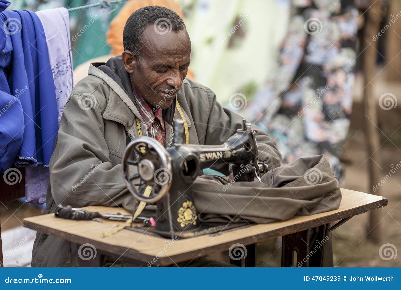 Sarto in Africa. OROMIA, ETIOPIA: 5 novembre 2014 - un sarto non identificato cuce l'abbigliamento in un mercato in Oromia, Etiopia