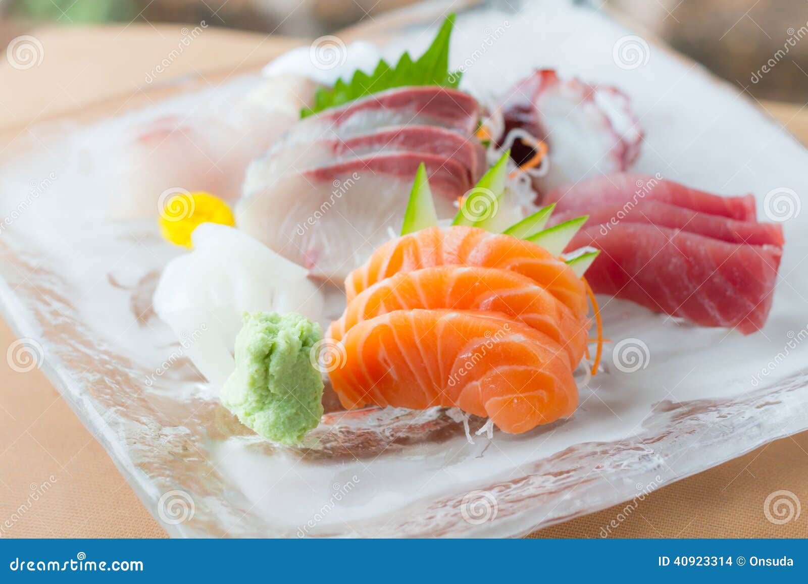 Sashimischotel. Sashimi op bevroren glasschotel, Japans voedsel