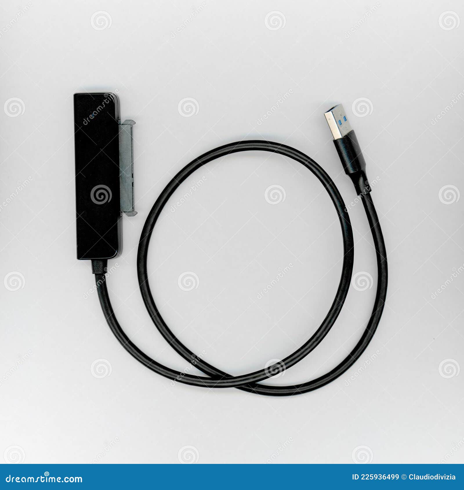 Solid-state Drive (SSD) Et Le Câble SATA Sur Fond Blanc Banque D'Images et  Photos Libres De Droits. Image 17456697
