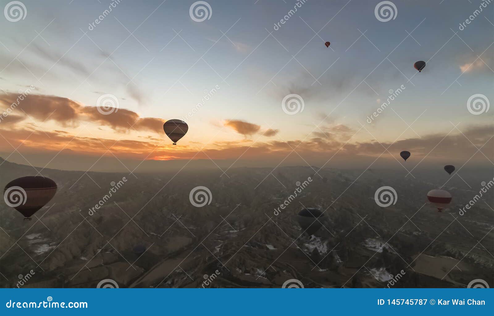 Satellietbeeld van Cappadocia bij zonsopgang met hete luchtballons het vliegen