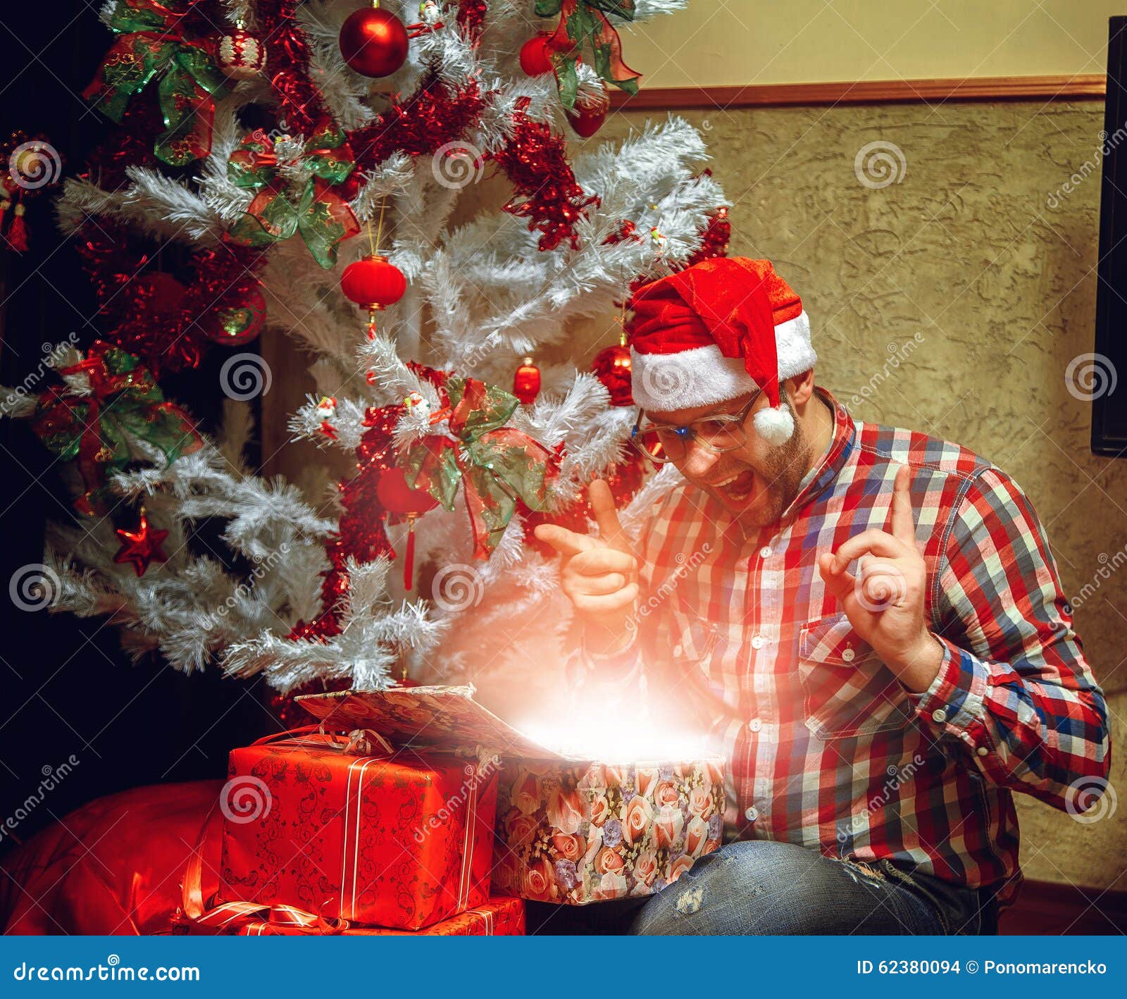 Satisfecho con su inconformista del regalo de Navidad en el sombrero de santa Humor de la Navidad Año Nuevo