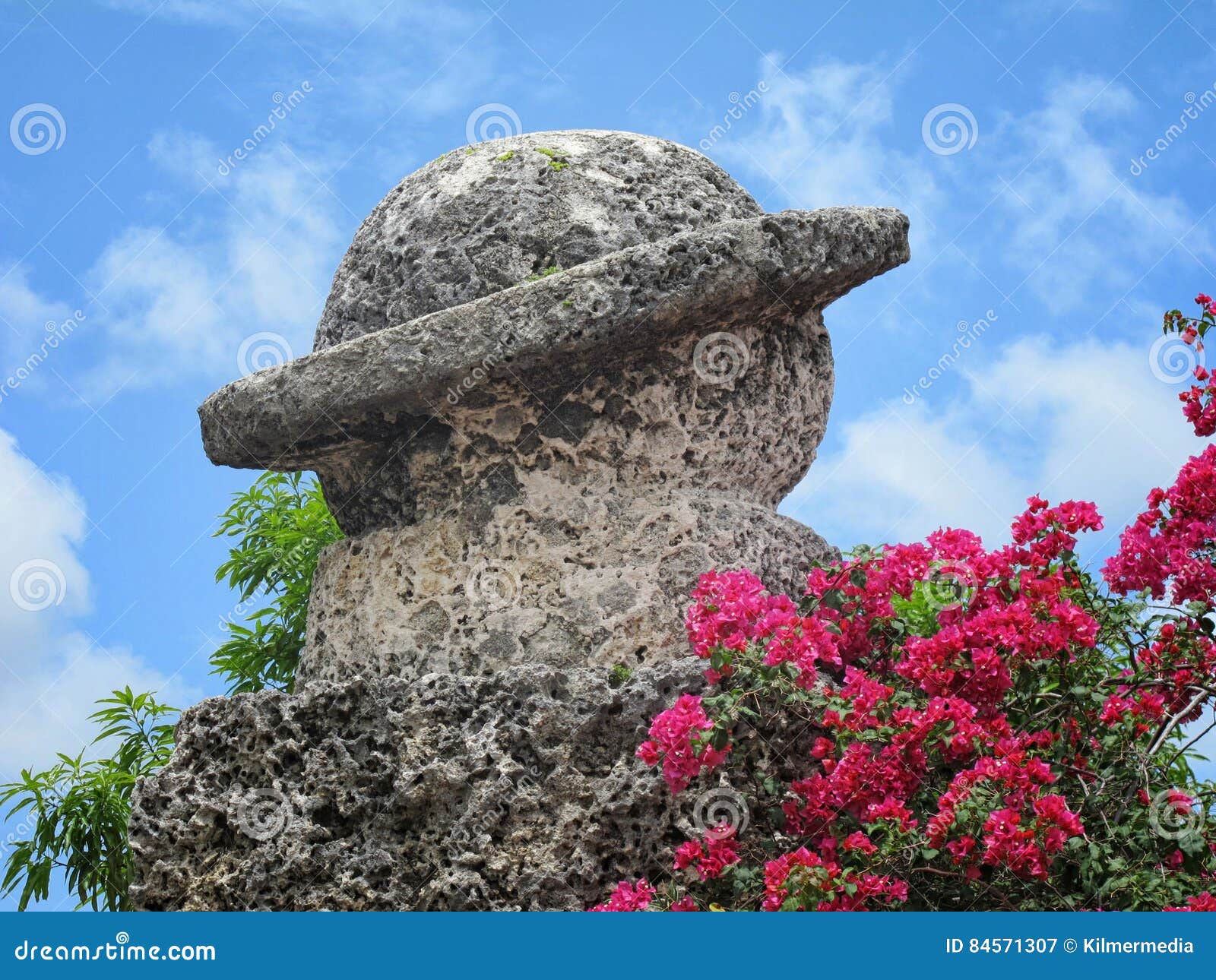 Saturn tallado en Coral Castle, ciudad del ocio, la Florida, los E.E.U.U. CIUDAD del OCIO, FL/USA - 15 de junio de 2015: El detalle de Saturn talló de coral en Coral Castle, construida por Edward Leedskalnin recluido y misterioso, a partir de los años 30 a los años 50