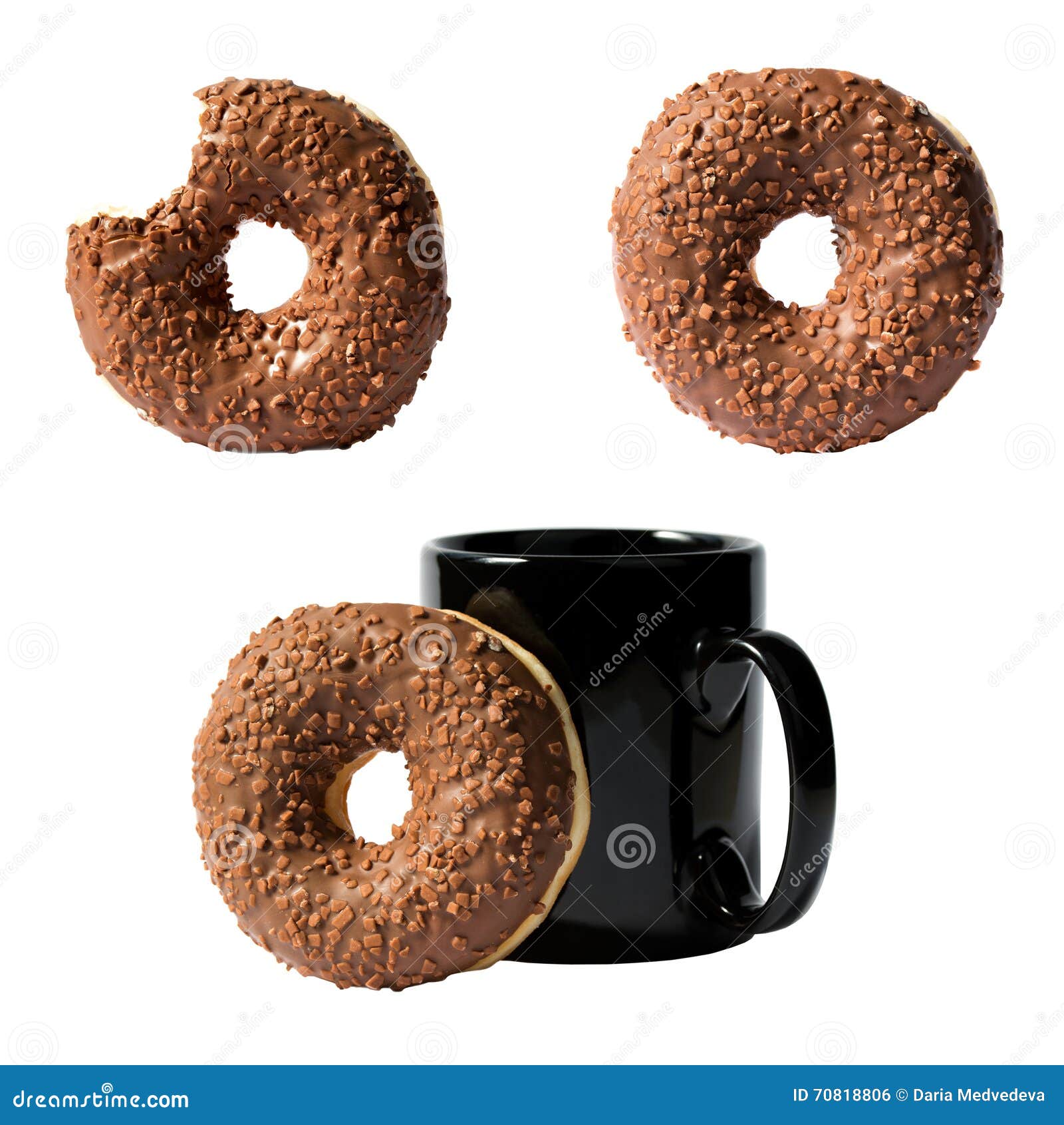 Satz von drei Zusammensetzungen Schokoladendonut und Kaffeetasse lokalisiert auf weißem Hintergrund. Satz von drei Zusammensetzungen Schokoladendonut, gebissenem Donut und Kaffeetasse lokalisiert auf weißem Hintergrund