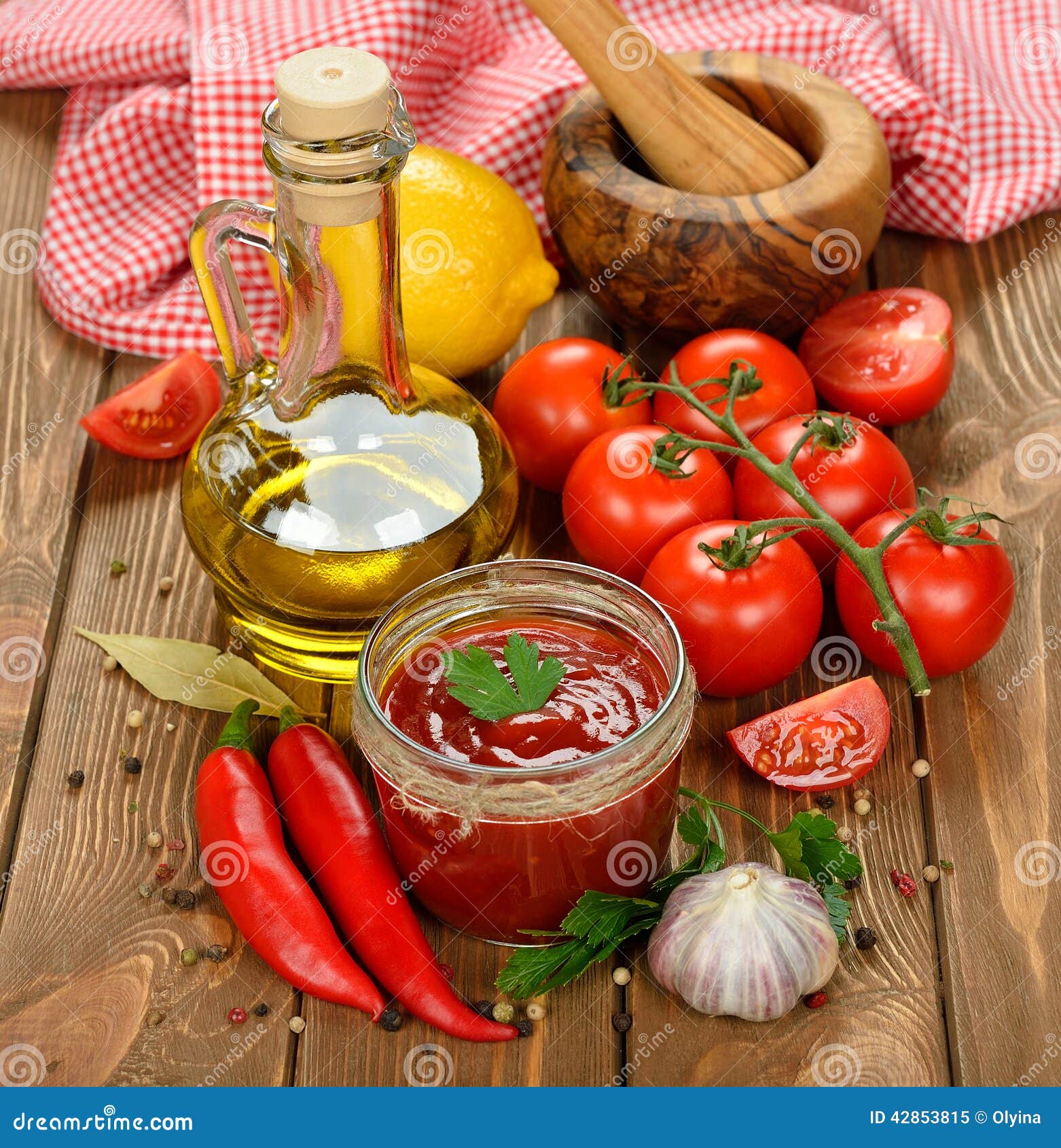 Sauce tomate avec des légumes sur le fond brun