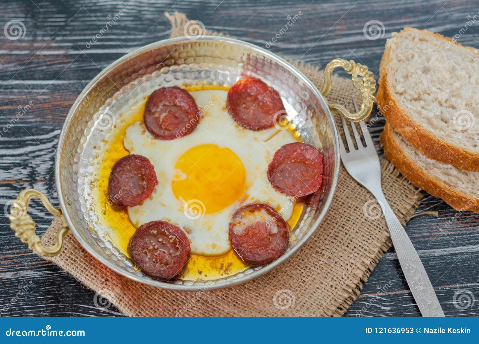 Poêle En Cuivre Avec œuf Au Plat Et Saucisse