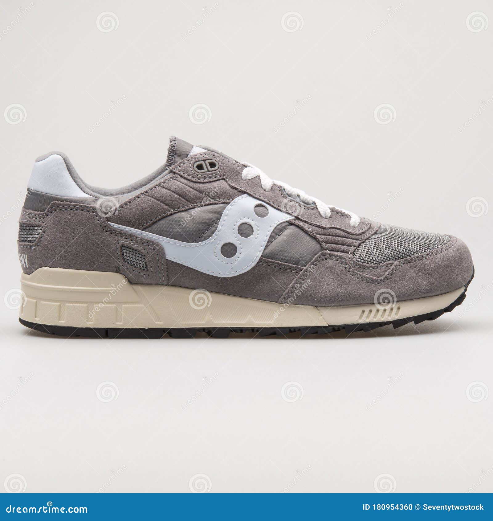 Ark Smitsom sortie Saucony Shadow 5000 Vintage Grey Sneaker Editorial Image - Image of  isolated, lifestyle: 180954360