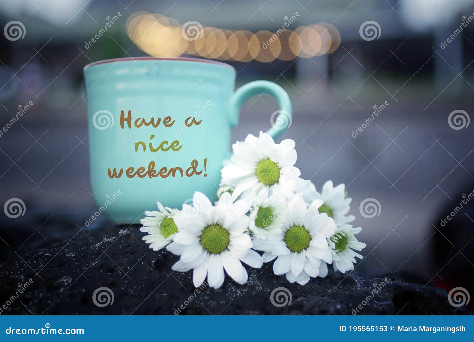 Saudação De Fim De Semana Com Mensagem De Texto Escrita Em Uma Xícara De Chá Ou Café Com Flores Margaridas Brancas Em Rock and Bok Imagem de Stock - Imagem de momento, Saudação De Fim De Semana Com Mensagem De Texto Escrita Em Uma Xícara De Chá Ou Café Com Flores Margaridas Brancas Em Rock and Bok Imagem de Stock - Imagem de momento,