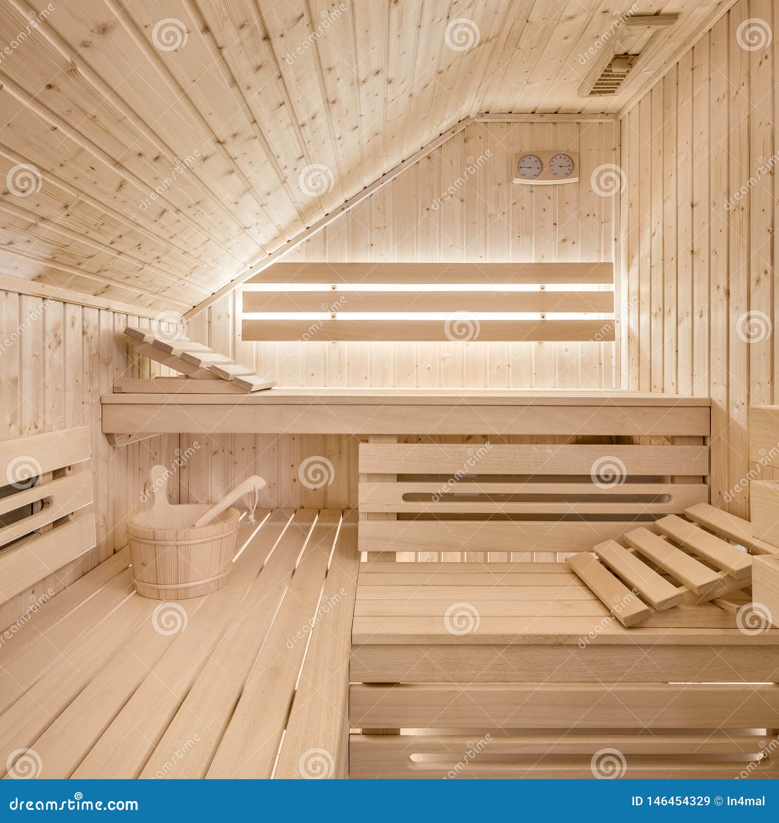 Sauna da casa no sótão imagem de stock. Imagem de interior - 146454329