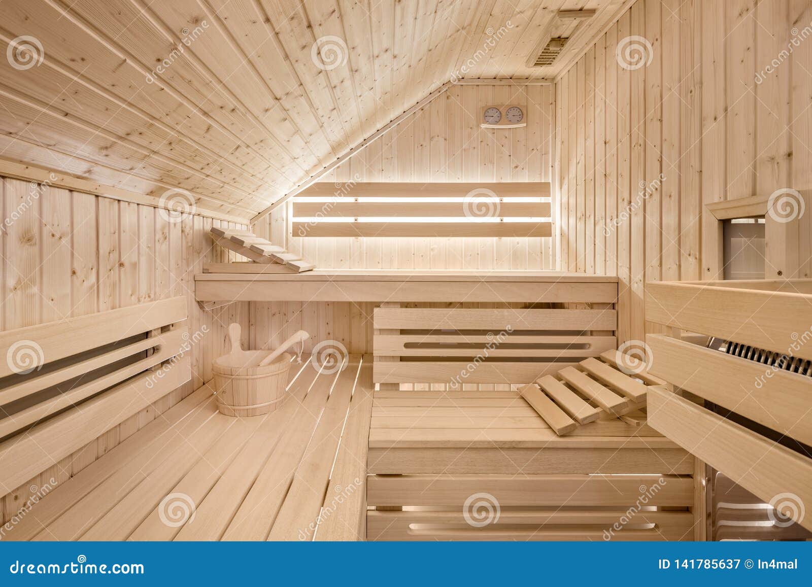 Sauna Finlandesa En El ático Imagen de archivo - Imagen de banco