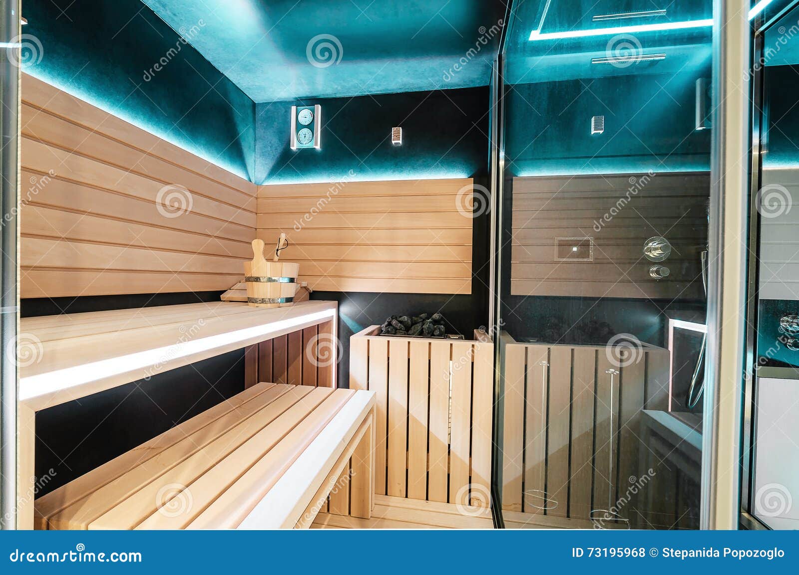 Sauna Finlandesa Moderna Con Las Luces De Neón Hogar Interior