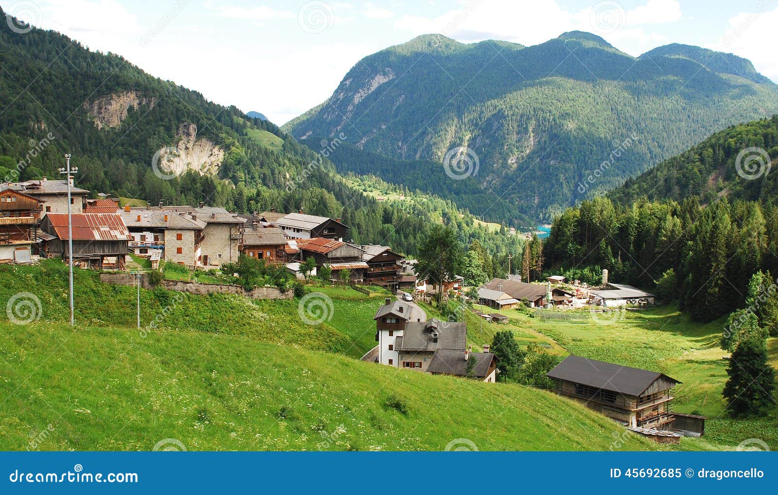 Sauris Di Sotto. Το βορειοανατολικό ιταλικό vilage Sauris - το χωριό είναι ένα German-language νησί μέσα στην Ιταλία χάρι στην εγγύτητά του στα αυστριακά σύνορα και τη θέση του
