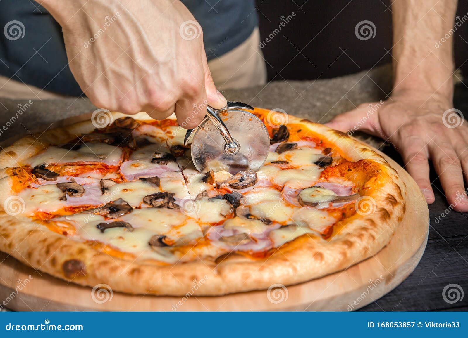 Saut De La Pizza Epicee Avec Du Salami De La Charcuterie Jambon Saucisses Champignons Poivrons Tomates Fromage Avec Le Cou Image Stock Image Du Rapide Cuit 168053857