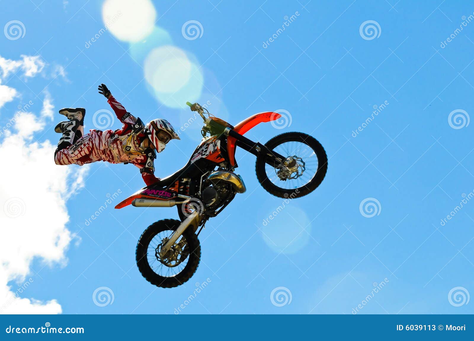 Saut de motocross photo stock éditorial. Image du croix 6039113